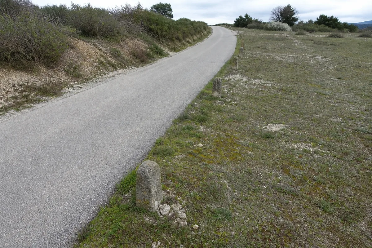 Voie carrossable partagée entre deux terrains avec bornes de délimitation